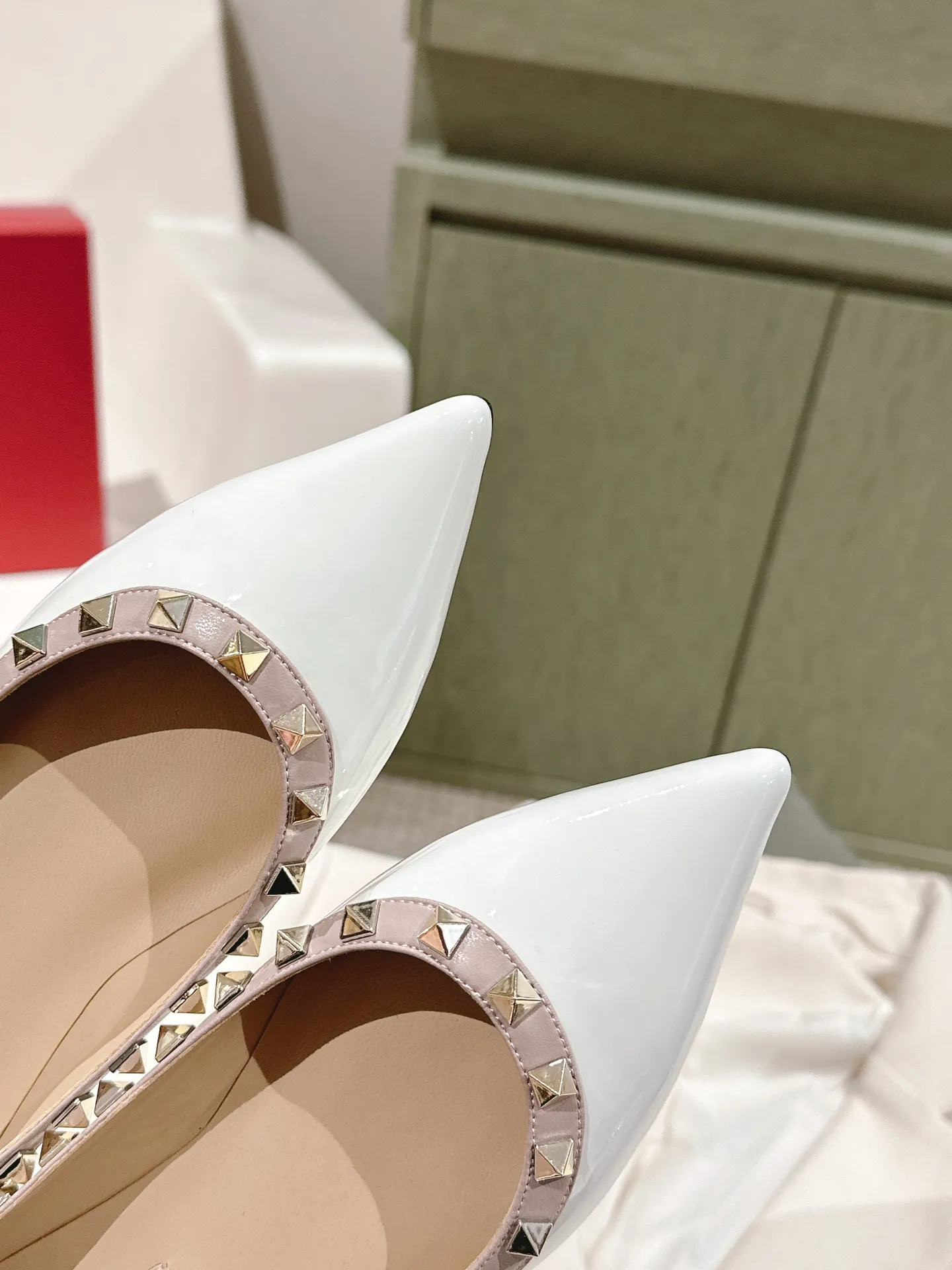 👟👟Ex-factory price 520👟👟 | ²⁰²4 𝐬𝐬 🤍🤎 Versatile series for all seasons! Is your shoe cabinet missing a pair? ! 🔥 The entire VALENTINO series is produced by Taiwan-funded factories! Getting in and out of the counter is stress-free! ROCKSTUD Valentino studded patent leather ballet flats ONE STUD retro craft pyramid large rivet buckle flats/high heels Smooth shoe lines and awesome version Comfortable upper foot. Increases height. Looks slimmer. Elongates leg lines Imported mirrored calfskin/cow patent leather/high-density silk material Lambskin lining Italian high-density genuine leather outsole Size35-39 (40/41/42 can be customized) Heel height: flat ♺Synchronized gift box💝packaging at the counter!